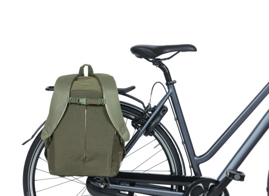 Cykeltaske fra BASIL model B-Safe Commuter  Nordlicht. Farve: Olive, dim. 41x14x32cm, vol. 17 L, Indbygget USB port, LED lys m.m.